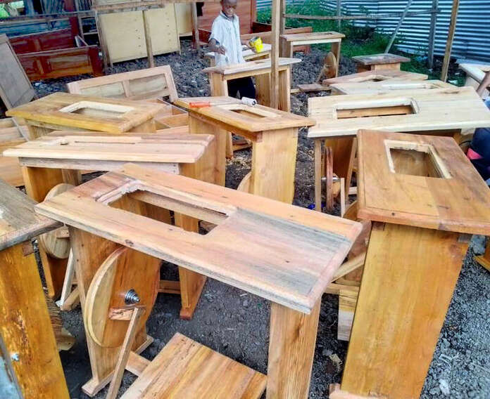 Synergien, Gestelle für die Nähmaschinen